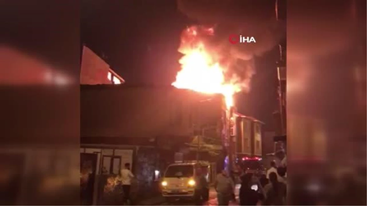 Fatih\'te alev alan binadaki yangın çevresindeki 4 binaya sıçradı