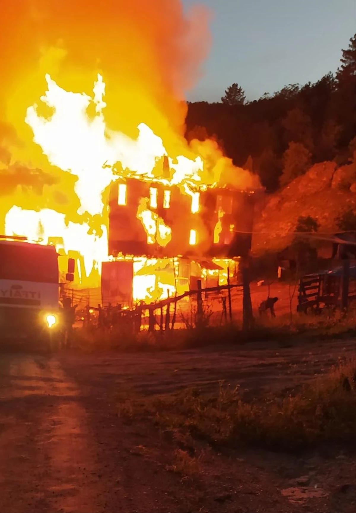 Kastamonu\'da çıkan yangında 2 katlı ev kullanılamaz hale geldi
