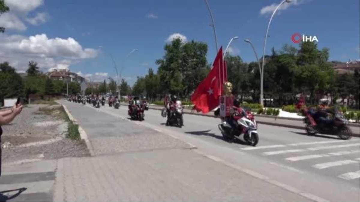 Kurtuluş Savaşı\'nda cephanenin taşındığı İstiklal Yolu\'nu motorla geçiyorlar