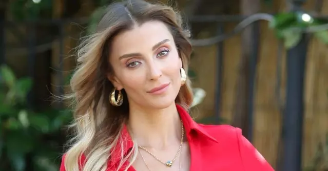 Manken Özge Ulusoy'un estetikli hali takipçilerini şaşkına döndürdü Manken Özge Ulusoy'un estetikli hali takipçilerini şaşkına döndürdü