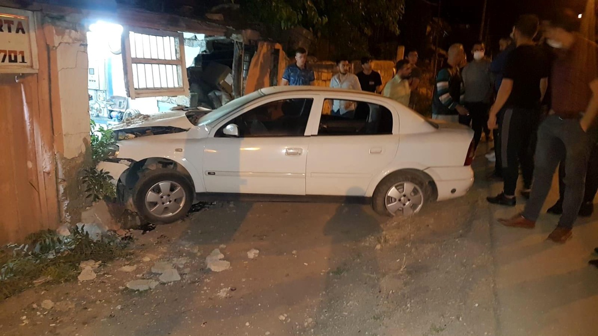 Otomobil tamirhanenin duvarına çarptı: 4 yaralı