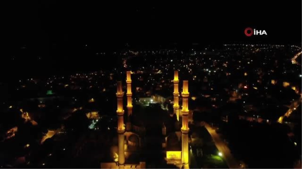 \'Selimiye Camii\' üzerinde martıların görsel şöleni