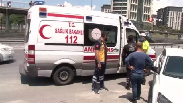 Ticari taksi benzin istasyonuna girmek için şerit değiştiren otomobile çarptı: 1 yaralı