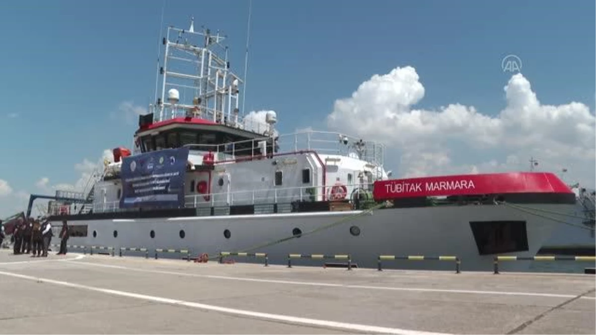 TÜBİTAK Marmara Araştırma Gemisi, İzmir Limanı\'nda karşılandı (2)