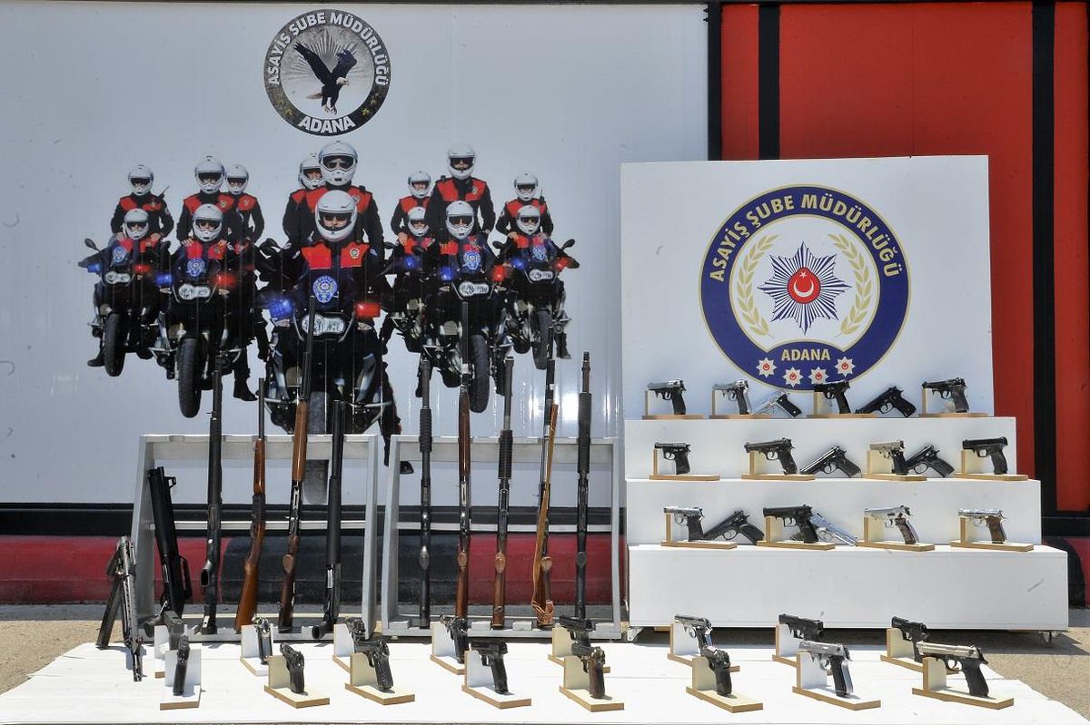 Adana\'da yapılan uygulamada çeşitli suçlardan aranan 326 kişi yakalandı