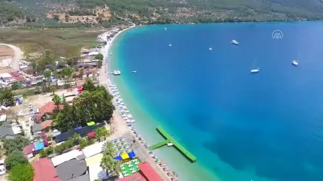 Akbük Koyu'nda kaçak yapıların yıkımı devam ediyor