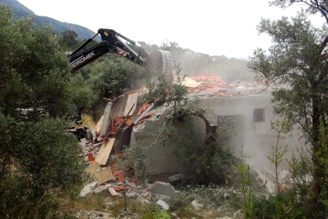 Akbük Koyu'nda kaçak yapıların yıkımı devam ediyor