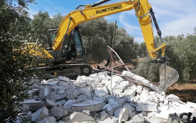 Akbük Koyu'nda kaçak yapıların yıkımı devam ediyor