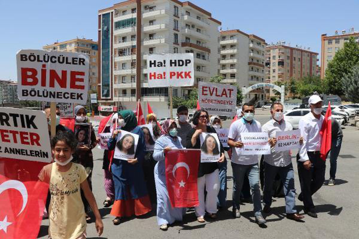 Almanya\'da evlat nöbetindeki anneden Diyarbakır\'daki ailelere destek ziyareti