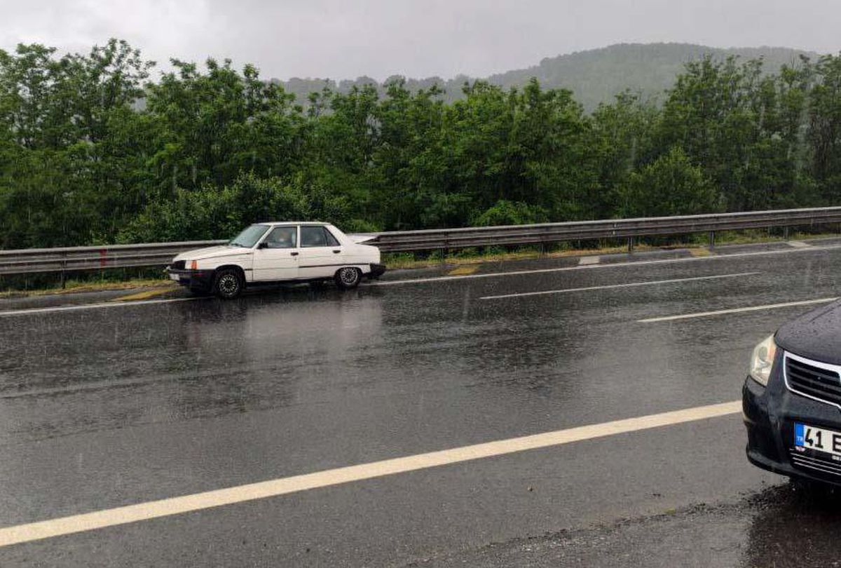 Son dakika haberleri! Anadolu Otoyolu\'nda 10 aracın karıştığı iki ayrı zincirleme kazada 2 kişi yaralandı