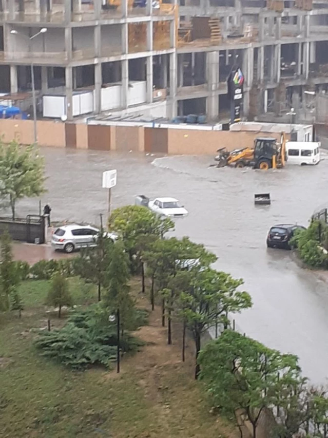 Ankara'yı sel aldı! Vatandaşlar son çareyi kapıdan sandal yapmakta buldu