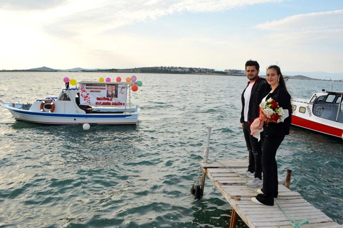 Ayvalık\'ta zor şartlarda evlilik teklifi