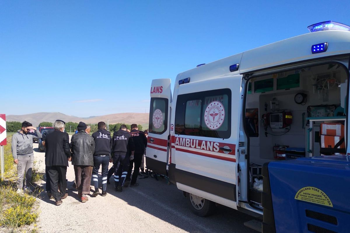 Bayburt\'ta yolcu otobüsü devrildi: 4 yaralı