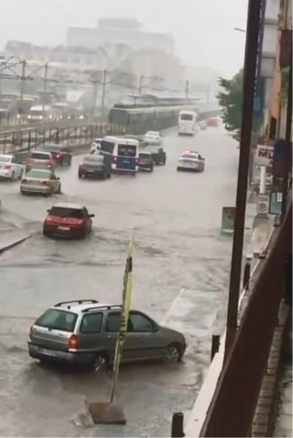Bursa\'da sağanak yağış yolları göle çevirdi