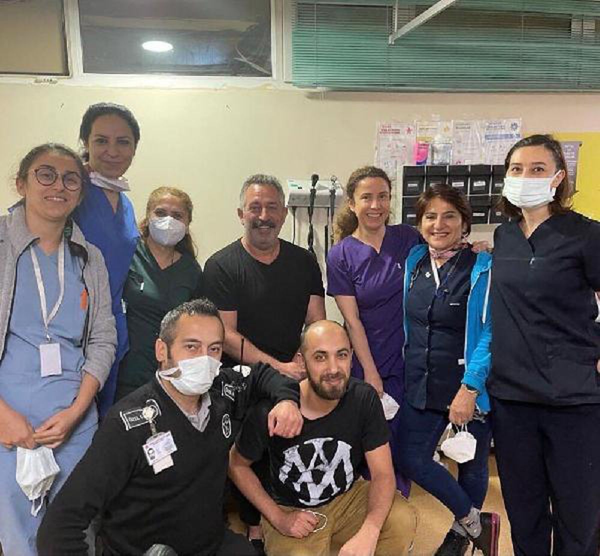 Cem Yılmaz koronavirüs aşısı oldu
