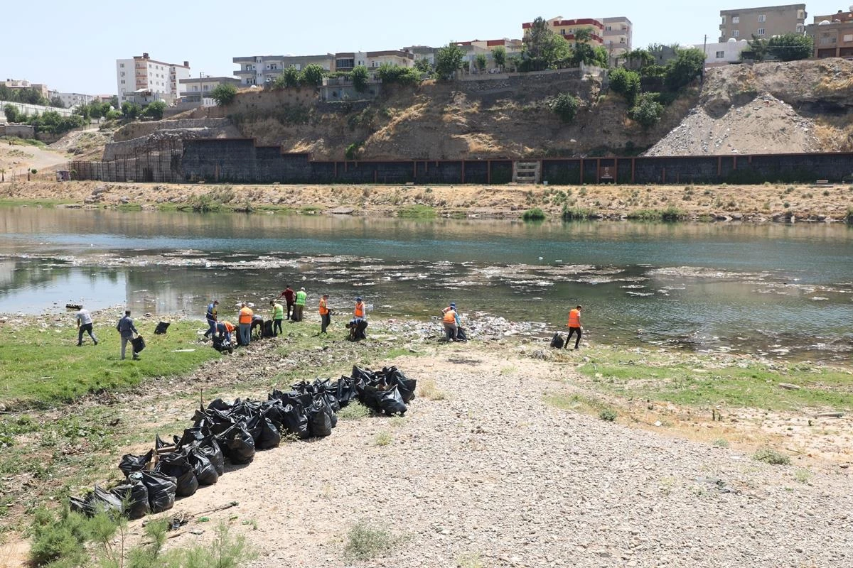 Cizre Belediyesince Dicle Nehri kıyısında temizlik çalışması yapıldı