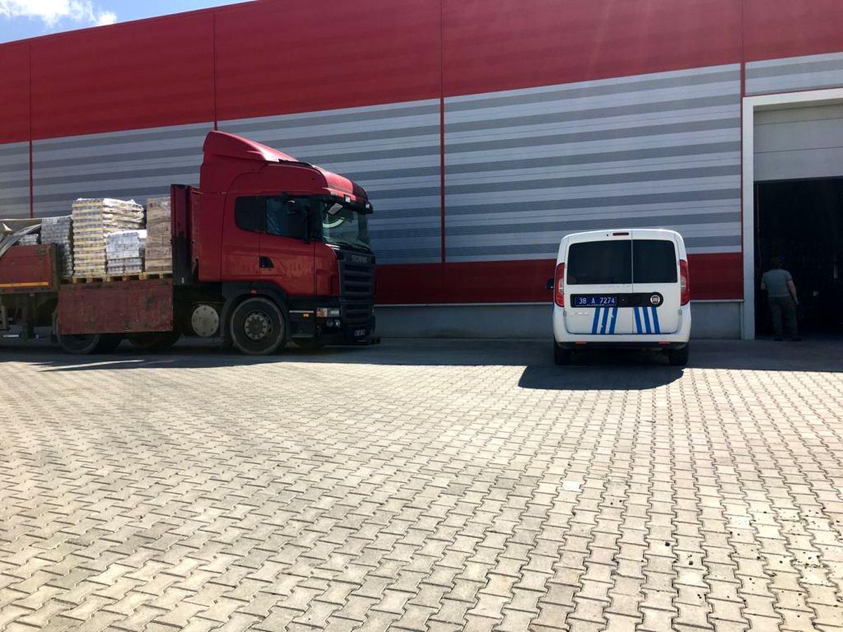 Darp edilen tır şoförü yaralandı