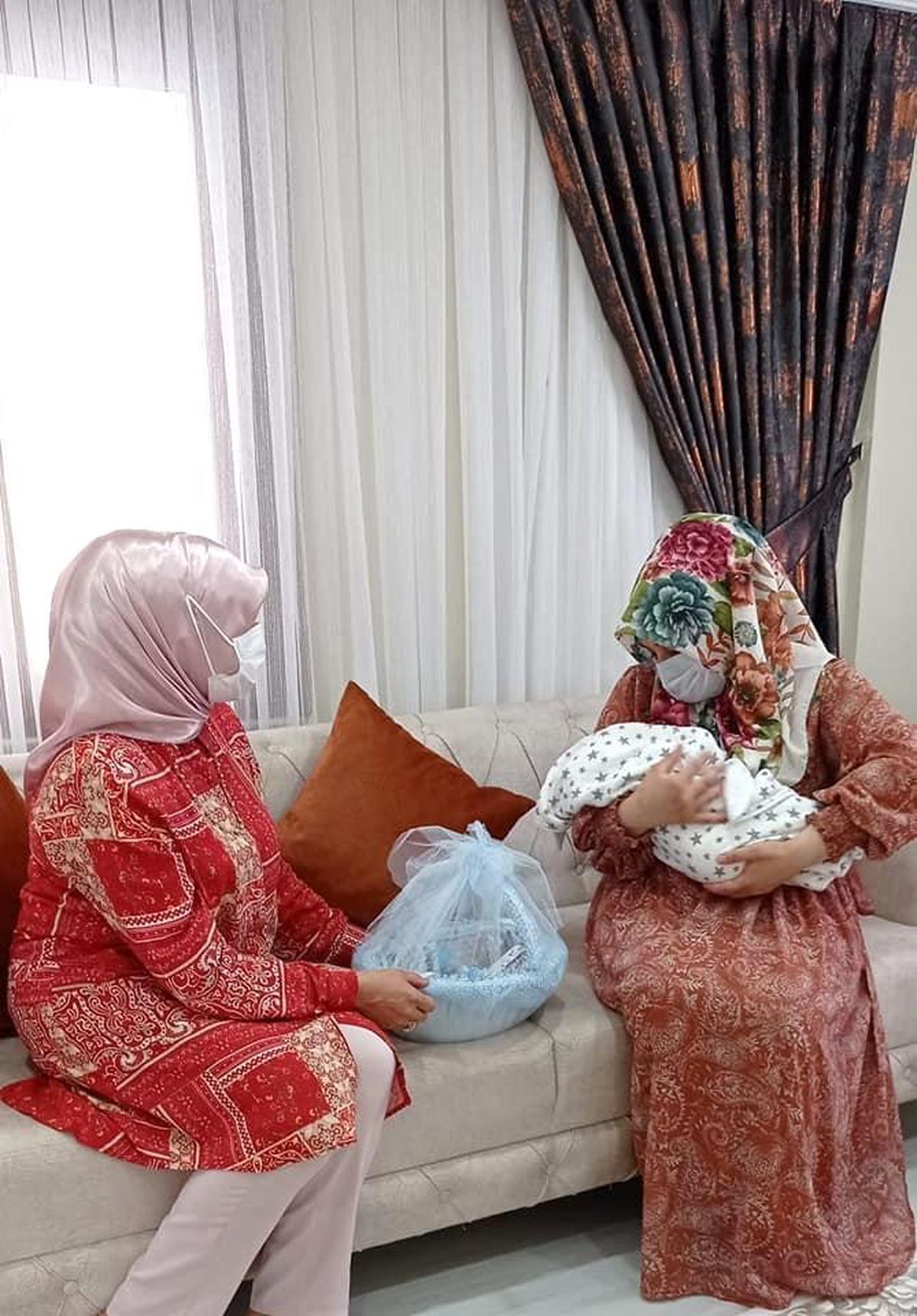 Dilovası\'nda yeni doğan bebeklere hediye