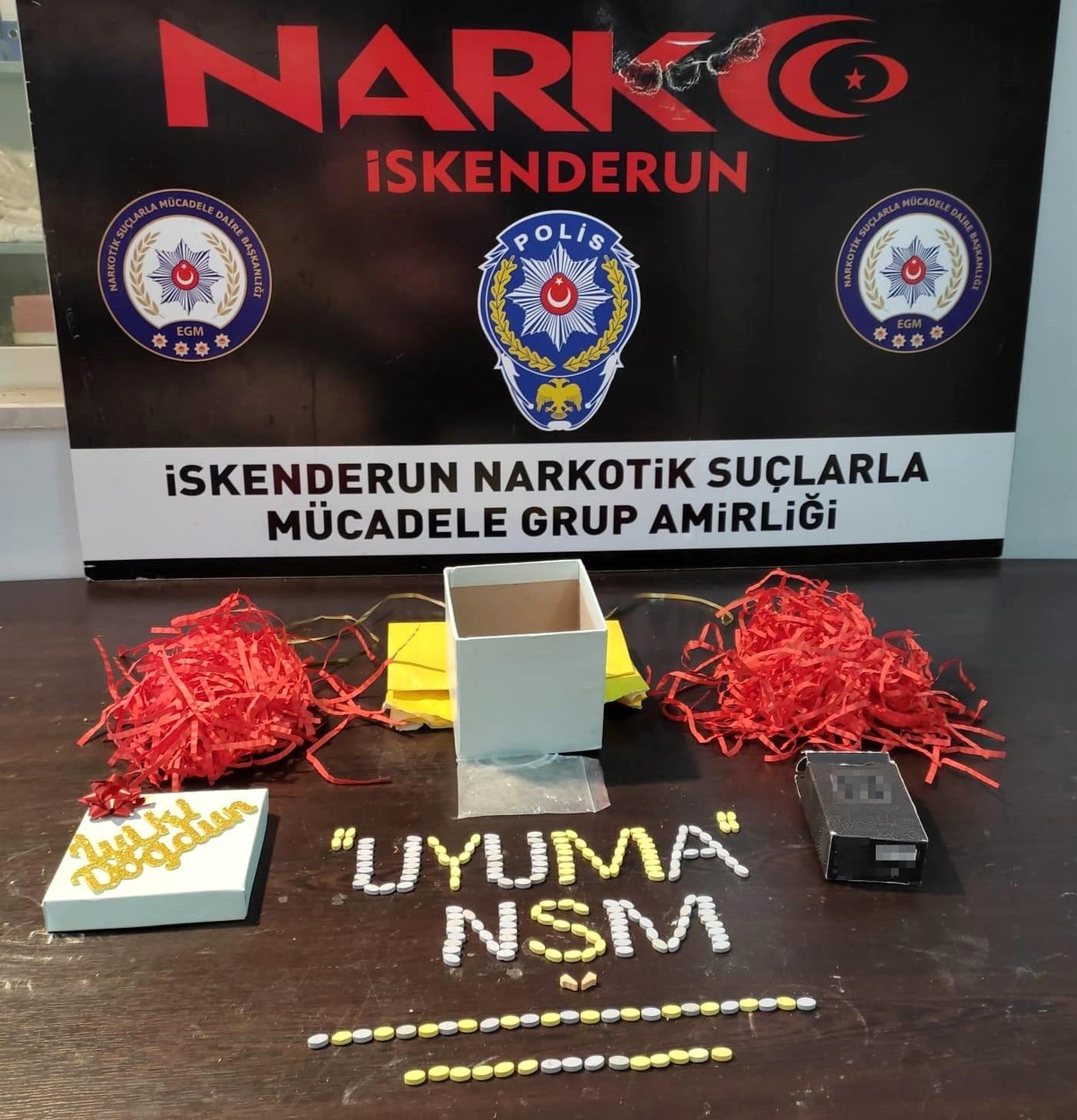 Doğum günü hediye kutusundan uyuşturucu çıktı