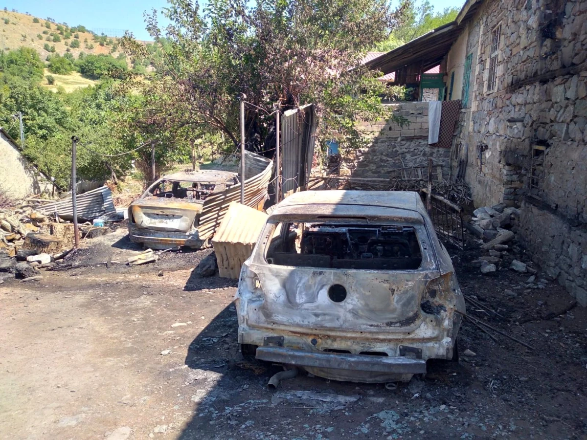Elazığ\'da yangın: 2 araç küle döndü 1 ev kullanılamaz hale geldi