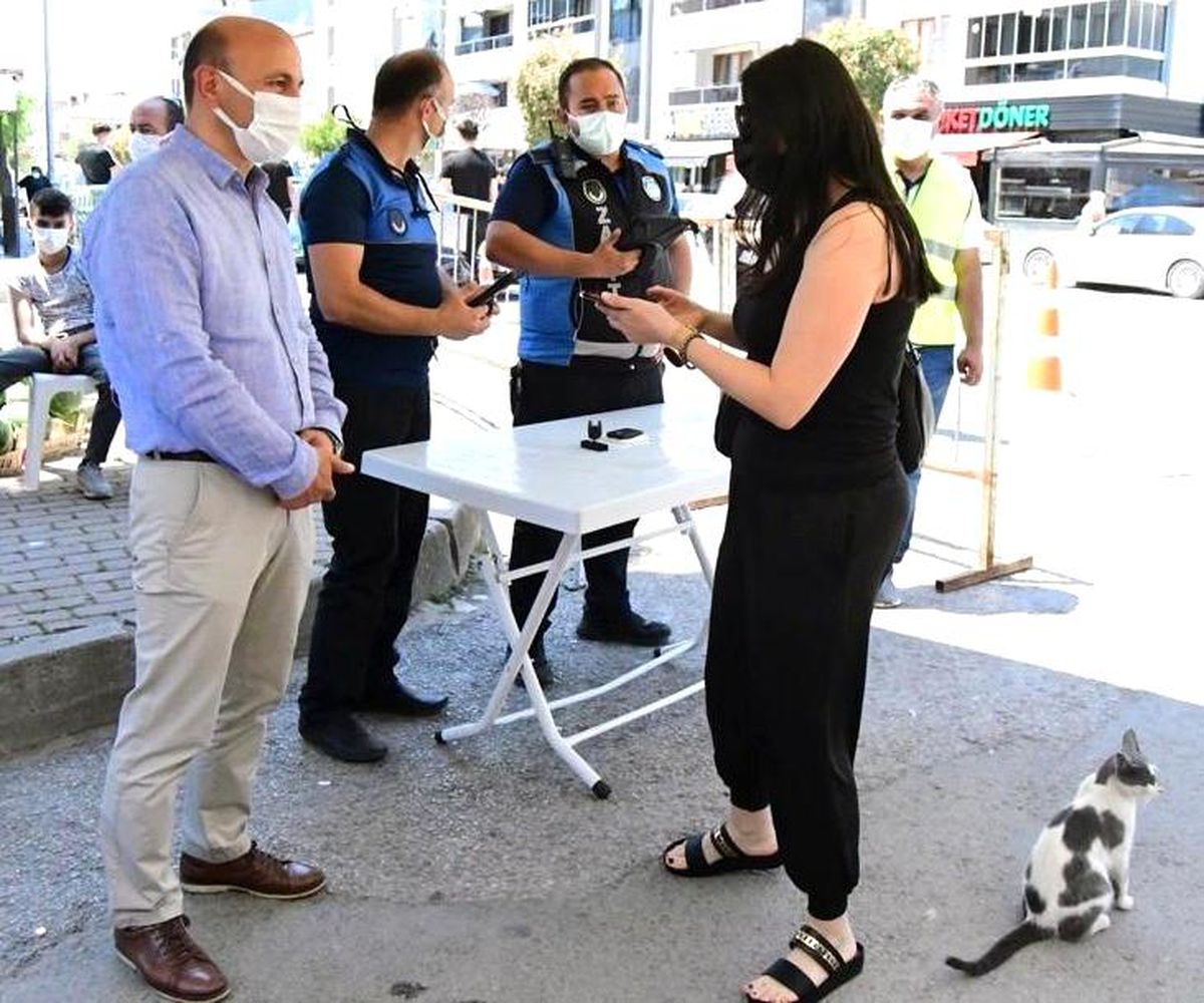 Engelli ve yaşlıların pazar torbalarını belediye taşıyor