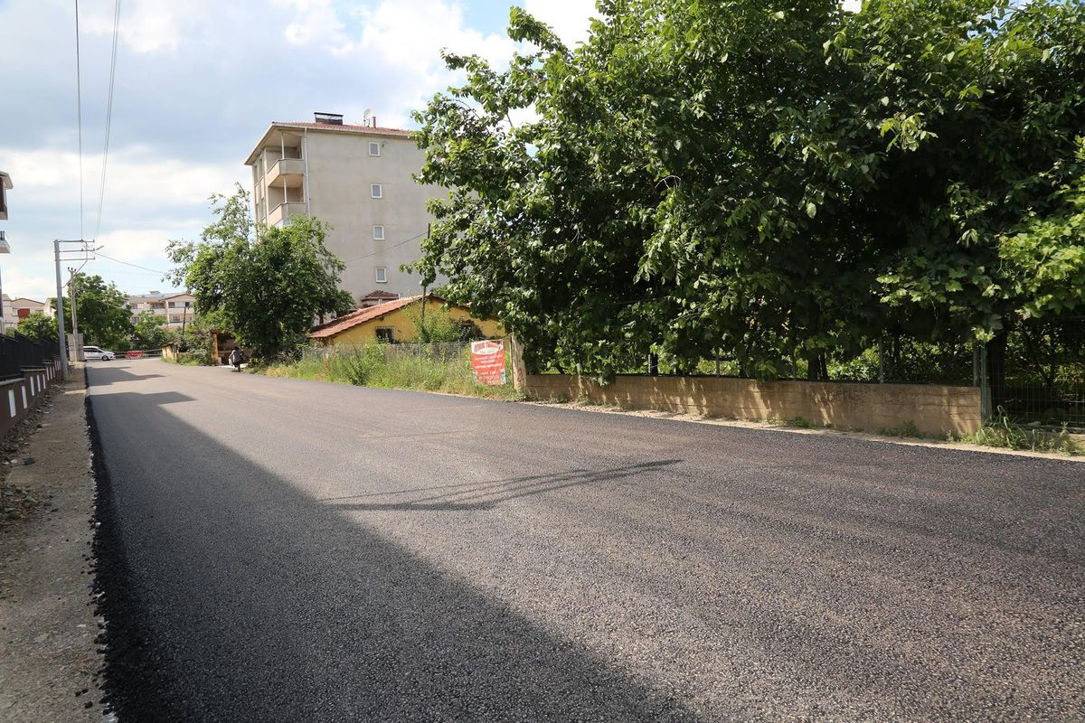 Gölcük Belediyesi bir haftada 2300 ton asfalt serimi yaptı