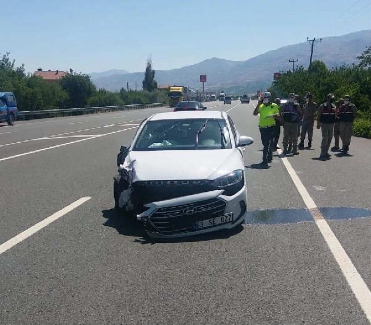 Son dakika haberi | Hafif ticari araçla otomobil çarpıştı; Polis memuru, eşi ve 2 çocuğu yaralandı