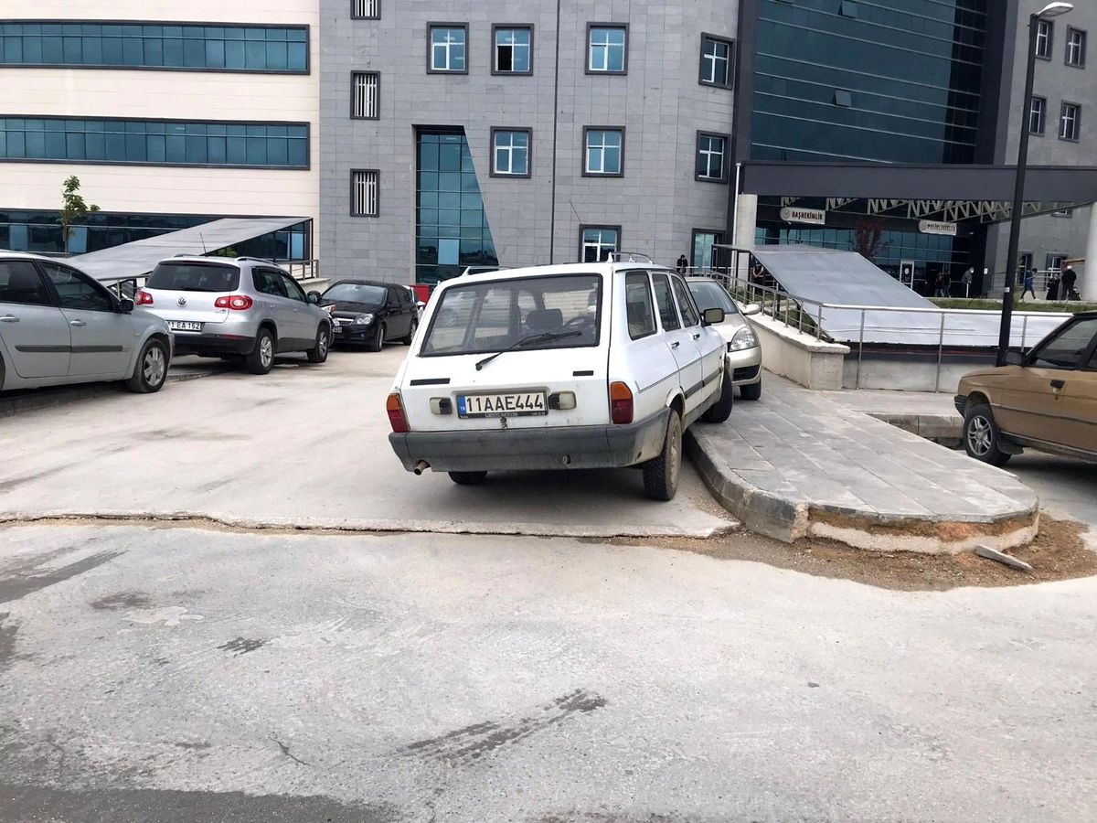 Hastanede araç park yeri sorunu