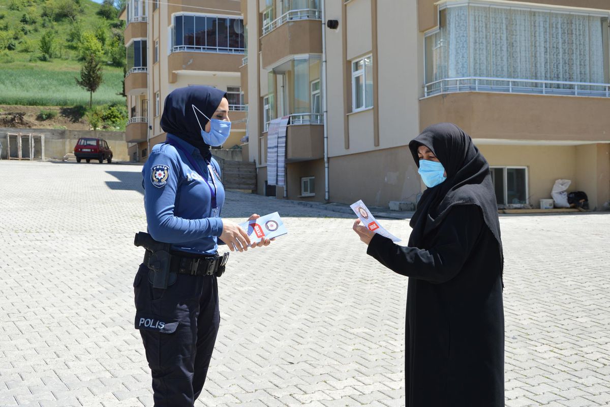 Havza\'da polisler kapı kapı gezerek vatandaşları evden hırsızlıklara karşı uyardı
