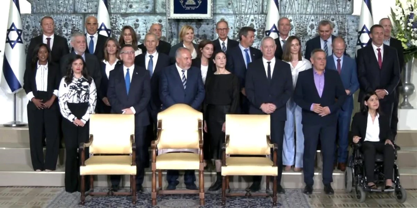 Son dakika haber... İsrail\'de yeni hükümet aile fotoğrafı çektirdi