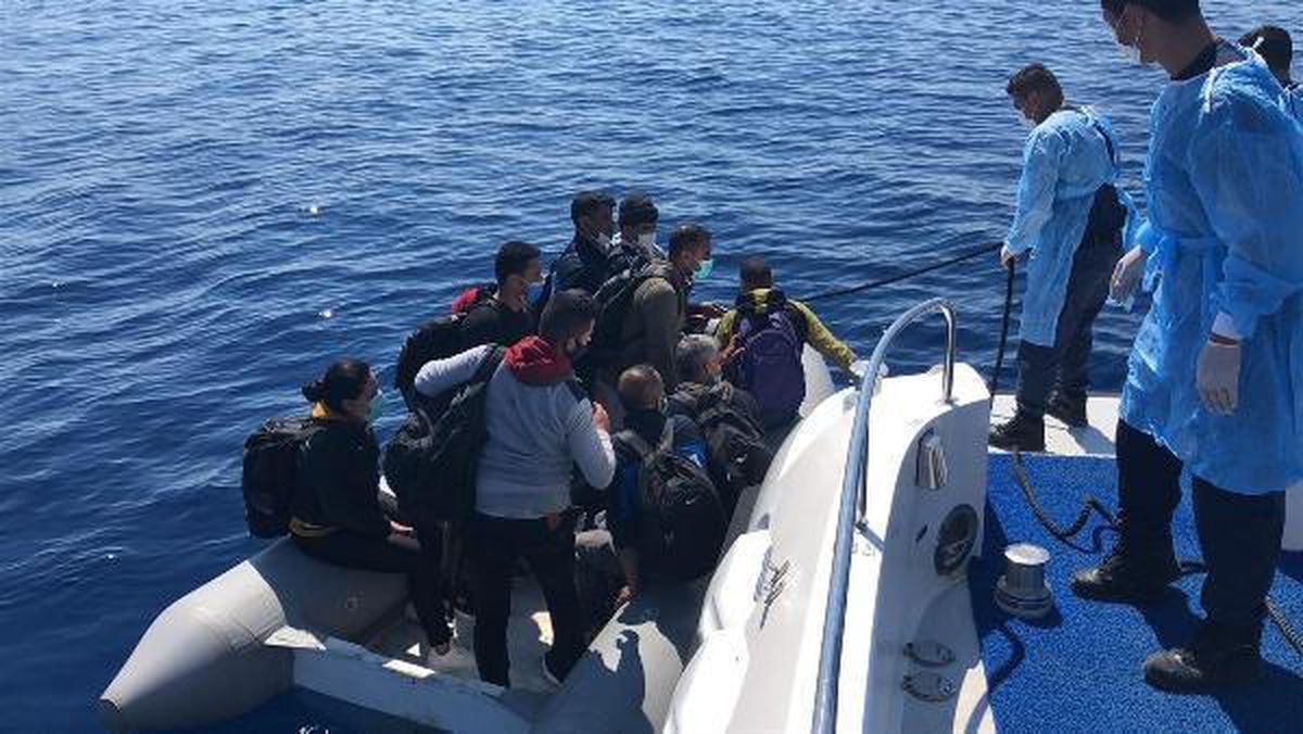 İzmir\'de 55 kaçak göçmen kurtarıldı