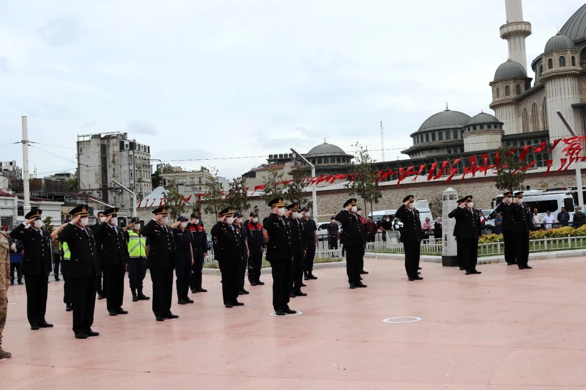 Jandarma\'nın 182\'nci kuruluş yılında Taksim Cumhuriyet Anıtı\'na çelenk bırakıldı