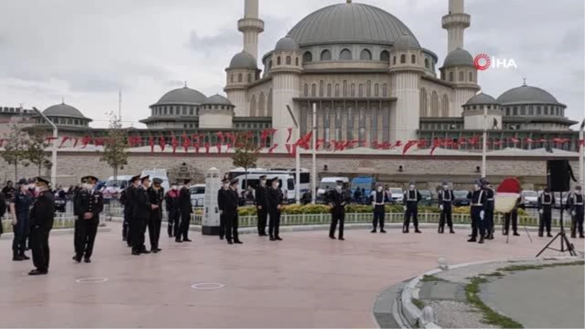 Son dakika haber: Jandarma\'nın 182\'nci kuruluş yılında Taksim Cumhuriyet Anıtı\'na çelenk bırakıldı