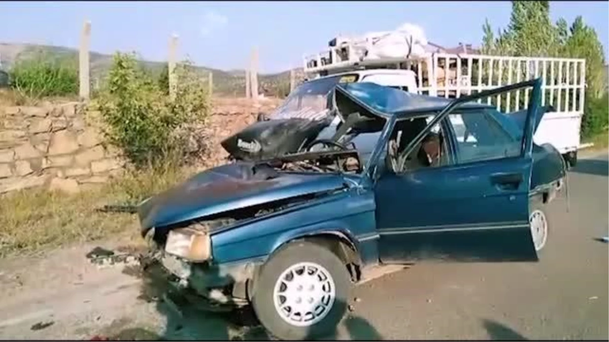 KAHRAMANMARAŞ - Kamyonetle otomobil çarpıştı: 3 yaralı