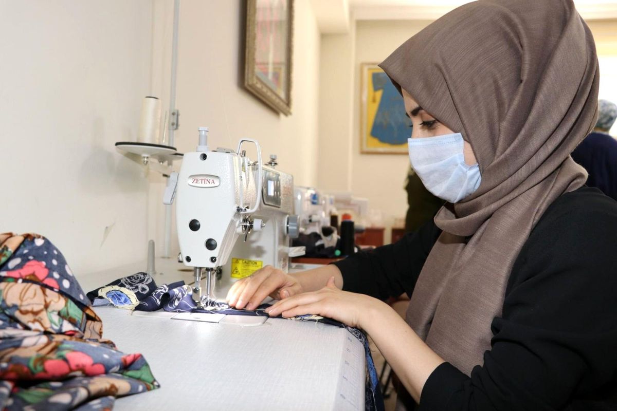 Son dakika haberleri | Karaköprü\'de kadınlar hem öğreniyor hem kazanıyor