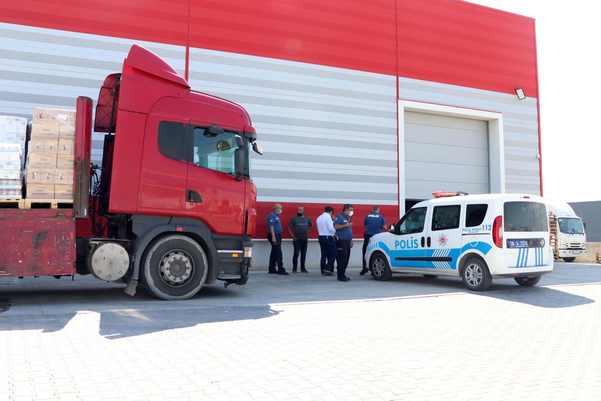 Kayseri\'de husumetli oldukları kişi zannettikleri tır sürücüsünü levye ile darbettiler