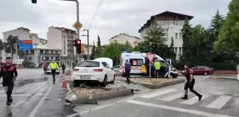 Kaza yapan aracın yangın tehlikesi ekipleri harekete geçirdi