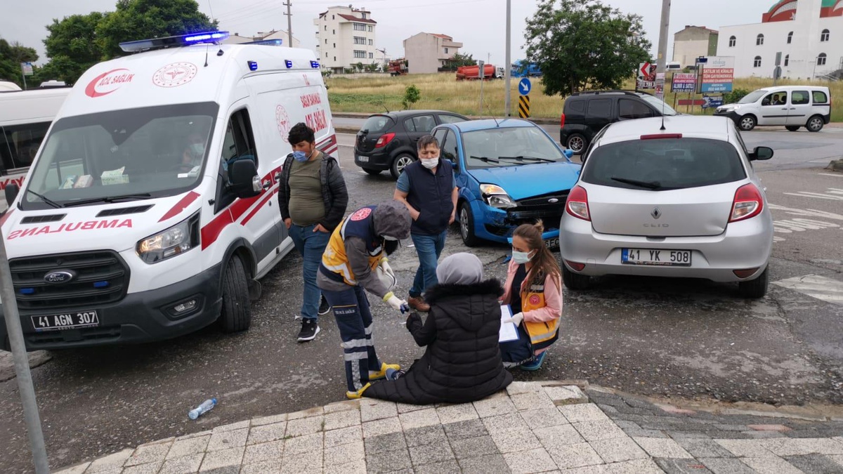 Kocaeli\'de iki otomobil çarpıştı: 1 yaralı