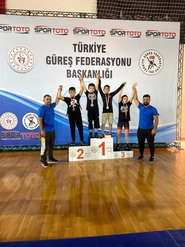 Korkutelili güreşçiler takım halinde Türkiye 2'incisi oldu