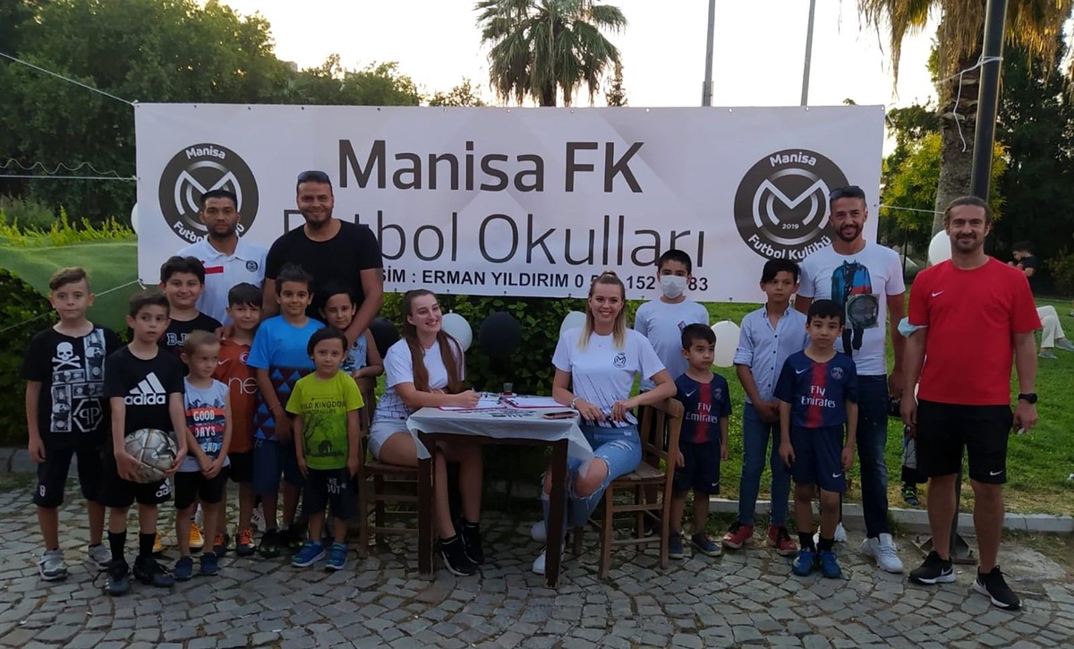 Manisa FK İzmir Futbol Okulu açıldı