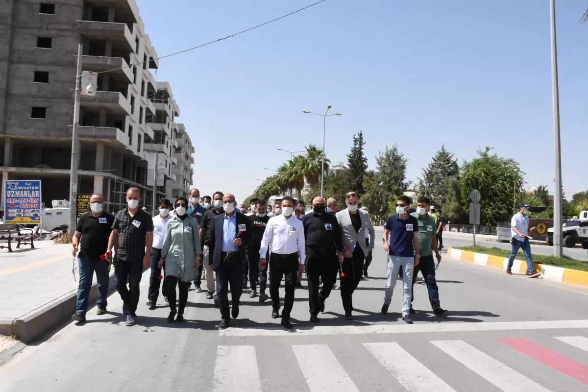 Memur-Sen heyeti Nusaybin\'de 2 öğretmenin hayatını kaybettiği kaza yerine karanfil bıraktı