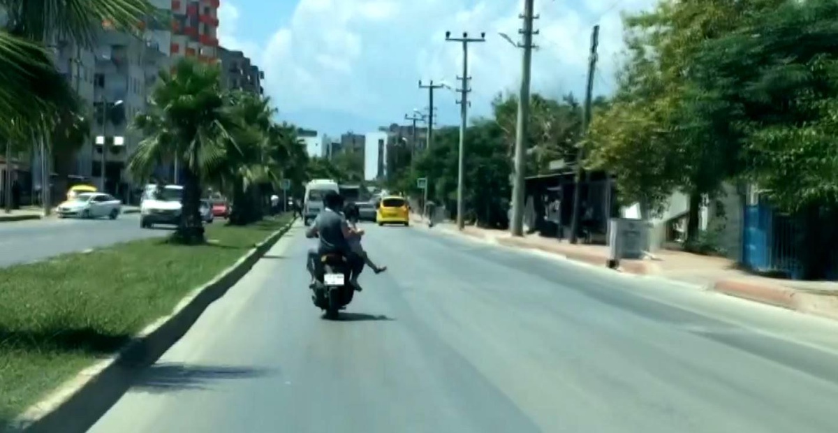 Motosiklet arkasında oturan kadından \'pes\' dedirten davranış