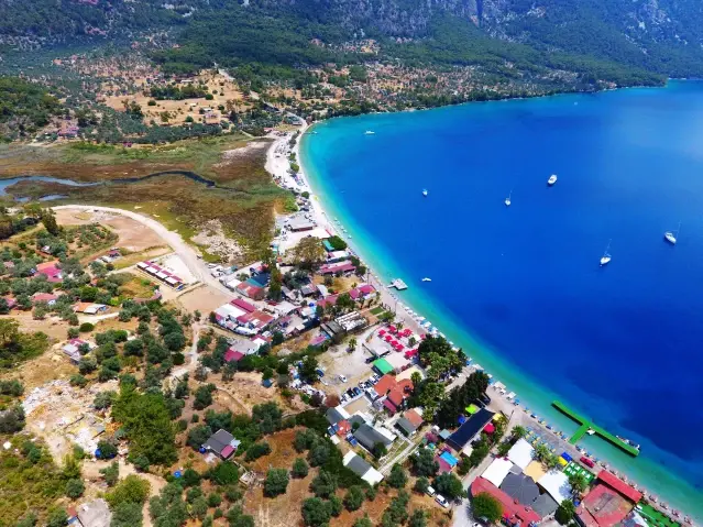 Akbük Koyu'nda kaçak yapıların yıkımı devam ediyor