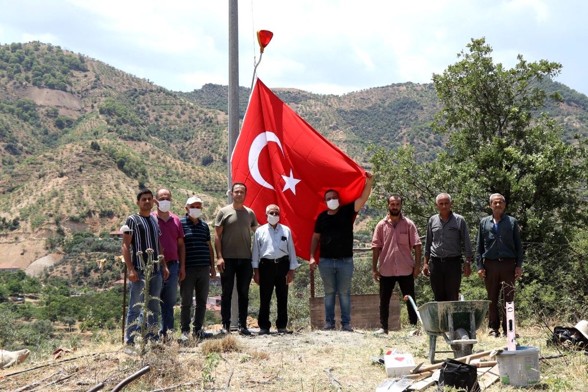 Nazilli Belediyesi\'nden Çaylı Mahallesi\'ne dev Türk Bayrağı