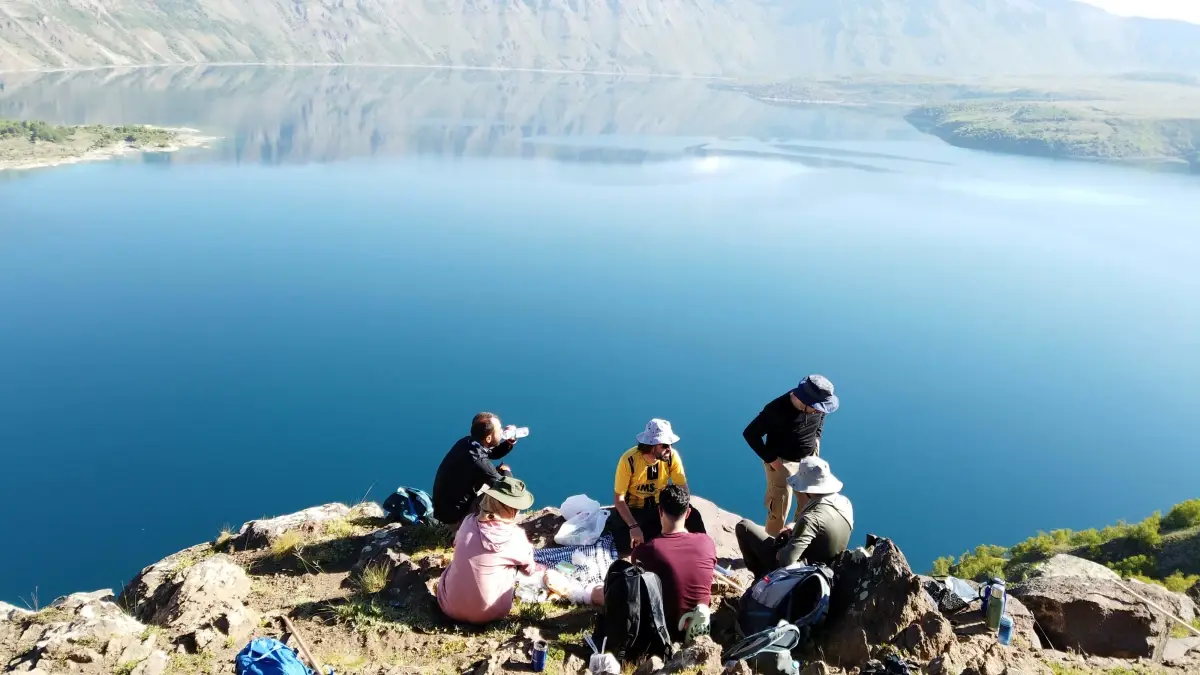 Son dakika haberi! Nemrut Krater Gölü\'nde çevre temizliğine dikkat çekmek için doğa yürüyüşü