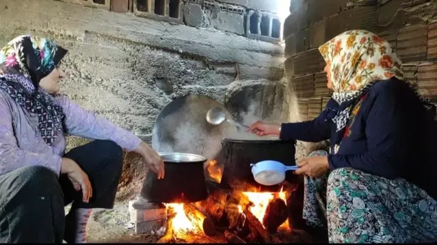 Oksijen deposu ormanda çam ağaçlarından toplanıp kaynatılıyor, kilogramı 100 TL'den satılıyor