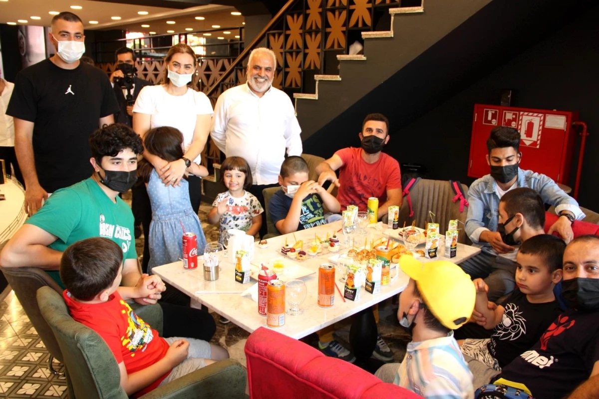 Son dakika haberleri: Pandemiye rağmen İstanbul\'da 8\'inci şubesini açan Hacıbaba Pastaneleri\'nin şeref konuğu otizmli çocuklar oldu