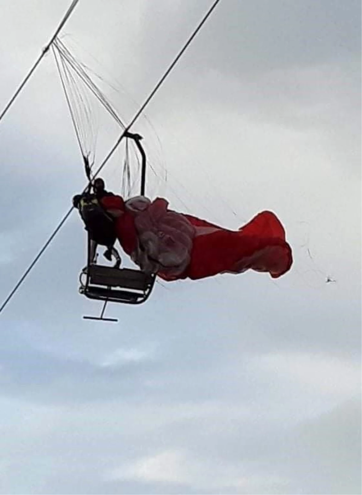 Fethiye\'de telesiyej hattına dolanan paraşüt pilotu ve yolcusu kurtarıldı