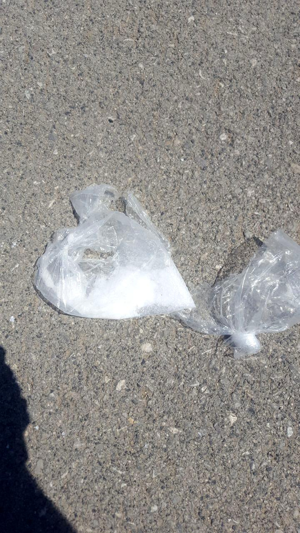 Polisin kovalamacasında uyuşturucuları yola atıp gözden kayboldu