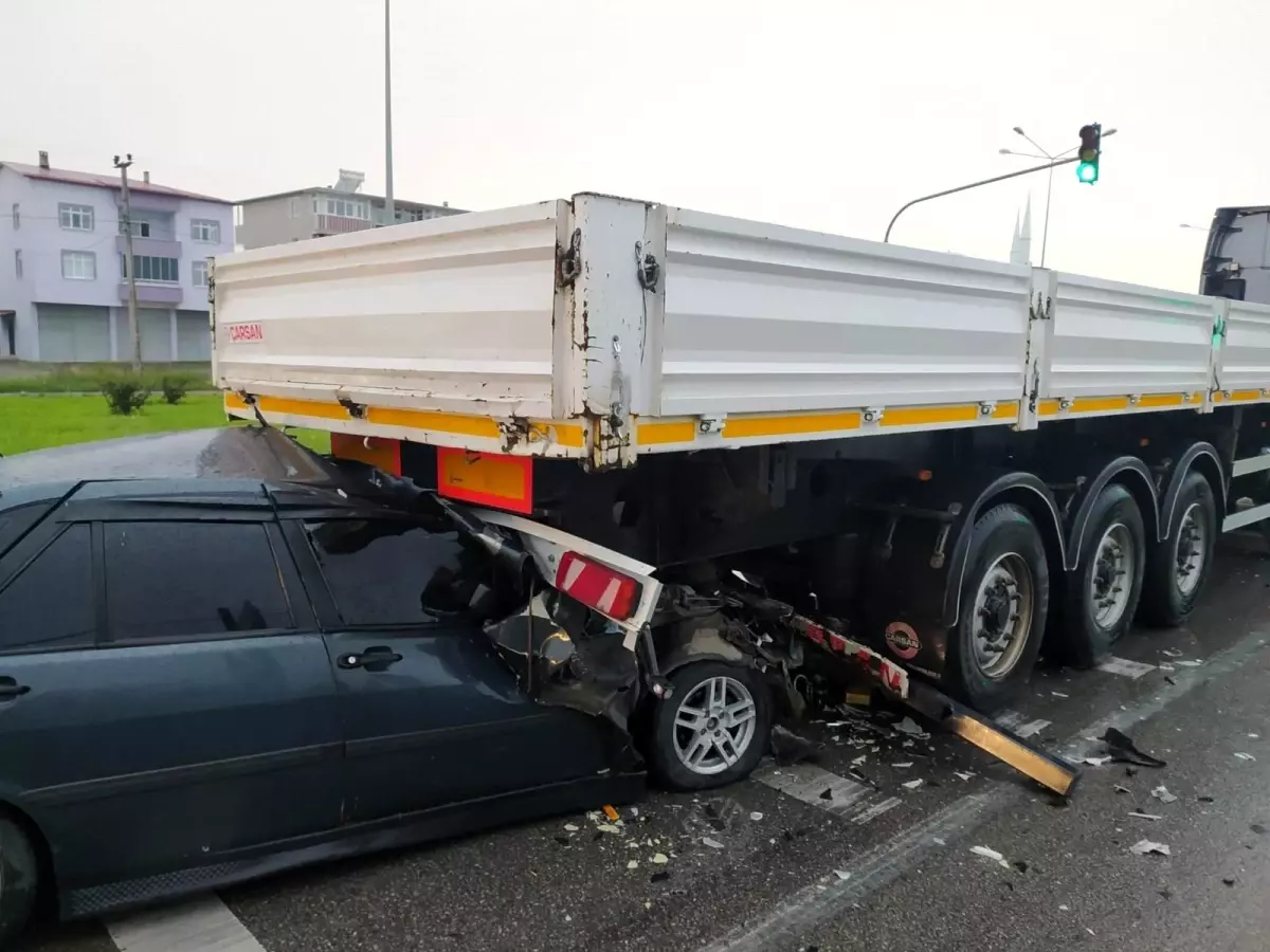 Samsun\'da otomobil tırın römorkunun altına girdi: 1 yaralı